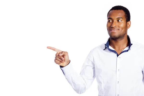 Glada leende svart man pekar på kopia utrymme, isolerad på whit — Stockfoto