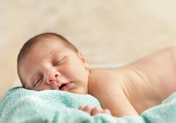 Adorable newborn baby boy sleeping on blue blanket — Stock Photo, Image