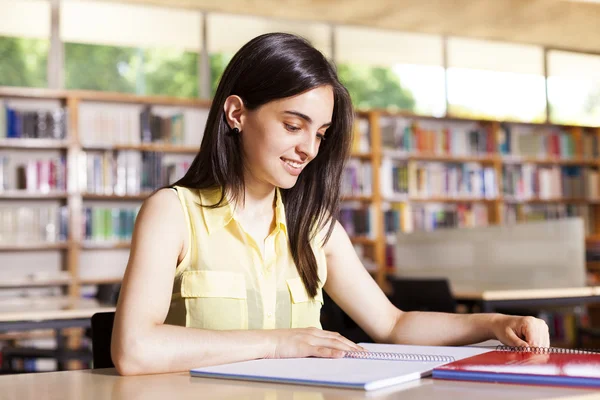 Portrait d'une étudiante avec livre ouvert le lisant en collégial — Photo
