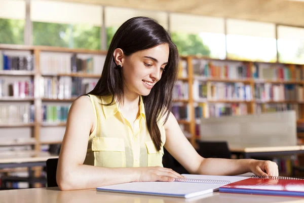 Retrato de una alumna con libro abierto leyéndolo en collg — Foto de Stock