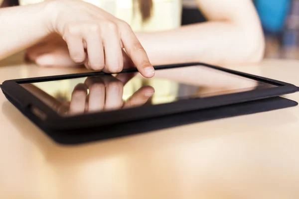 Nahaufnahme einer Studentin beim Tippen auf dem Tablet in der Bibliothek — Stockfoto