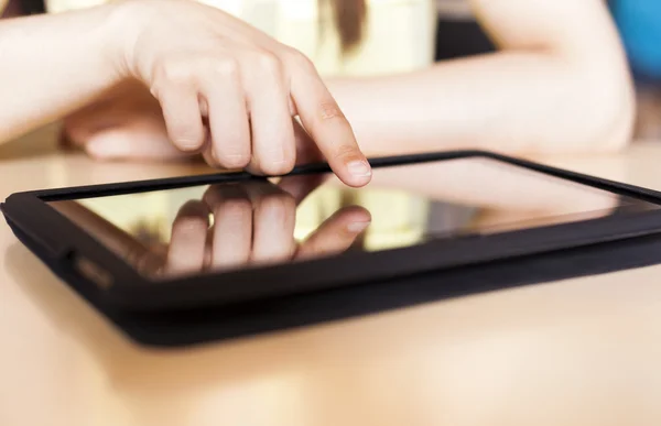 Close up de estudante do sexo feminino digitando no tablet na biblioteca — Fotografia de Stock