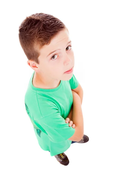 Ganzkörperporträt eines kleinen Jungen, der gegen den weißen Rücken blickt — Stockfoto