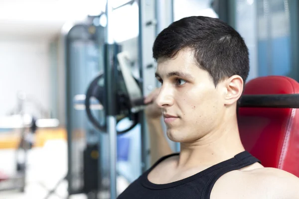 Hombre guapo levantar pesas pesadas en el gimnasio —  Fotos de Stock