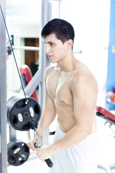 Handsome man training his triceps at the gym — Zdjęcie stockowe