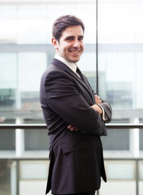 ofis binasında bir gülümseyen yakışıklı işadamı portresi