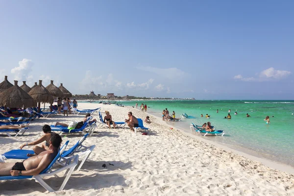 RIVIERA MAYA, MÉXICO - 9 de agosto: Gente en la playa — Foto de Stock