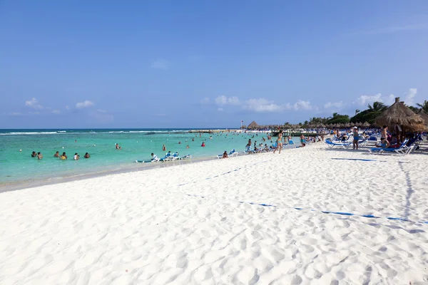 Riviera maya, mexico - augustus 9: mensen op het strand — Stockfoto