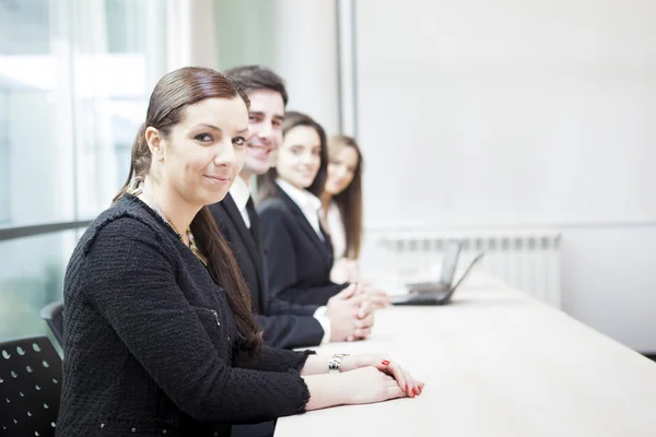 Framgångsrik grupp av affärsmän på kontoret uppradade — Stockfoto