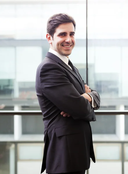 Porträt eines lächelnden gutaussehenden Geschäftsmannes im Bürogebäude — Stockfoto