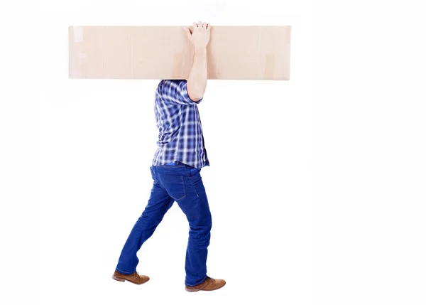 Hombre caminando y llevando una caja de cartón aislada sobre fondo blanco —  Fotos de Stock