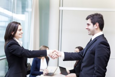 ofiste tokalaşırken mutlu iş adamları