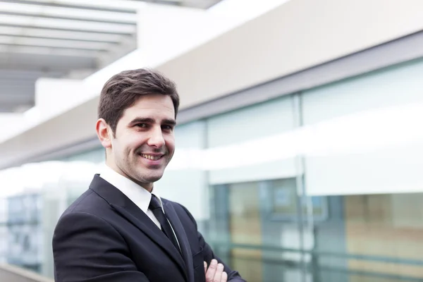 Retrato de um belo homem de negócios bem vestido no escritório — Fotografia de Stock