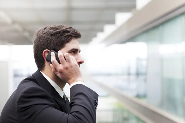 Visão de perfil de um jovem homem de negócios bonito falando sobre ph celular — Fotografia de Stock