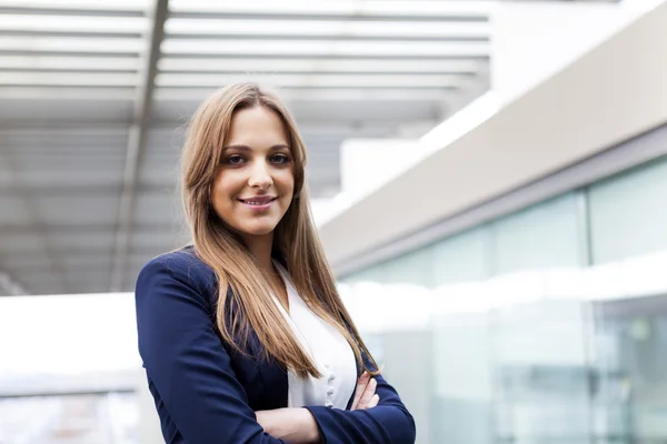 Retrato de una joven mujer de negocios feliz y sonriente con cross-arme —  Fotos de Stock