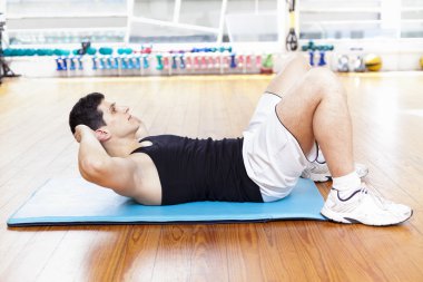 yakışıklı adam karın kasları spor salonunda egzersiz
