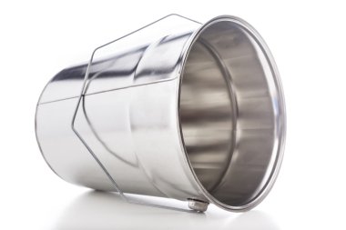 Beyaz bir arka plan üzerinde izole boş kova