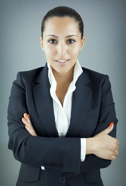 Усміхнена молода бізнес-леді на сірому фоні — стокове фото