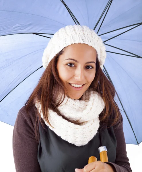 Mooi meisje met blauwe paraplu en winter kleding — Stockfoto