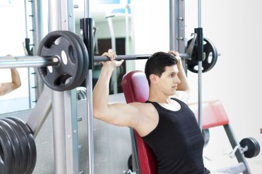 yakışıklı erkek spor salonunda ağır ağırlık kaldırma