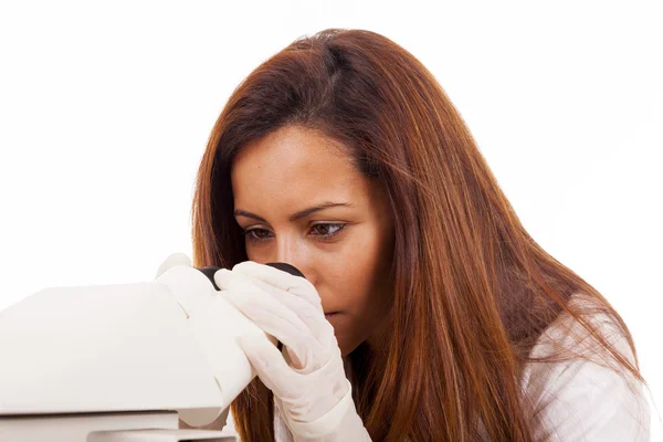 Primer plano de una investigadora mirando a través del microscopio — Foto de Stock