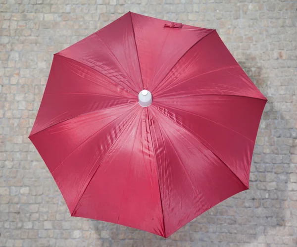 Guarda-chuva vermelho ao ar livre, conceito de temporada — Fotografia de Stock