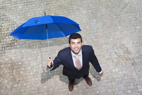 Hombre de negocios guapo mirando al cielo y comprobando si está lloviendo — Foto de Stock