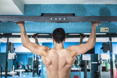 vücut geliştirmeci sırt eğitim