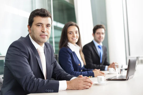 Geschäftsteam lächelt im Büro — Stockfoto