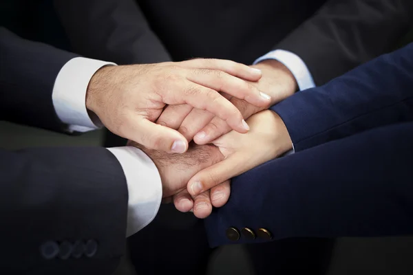 Equipe de negócios mostrando união com as mãos — Fotografia de Stock