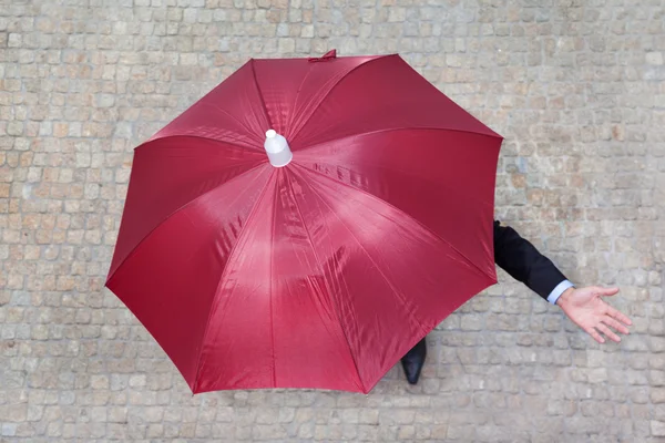 Empresário escondido sob guarda-chuva — Fotografia de Stock