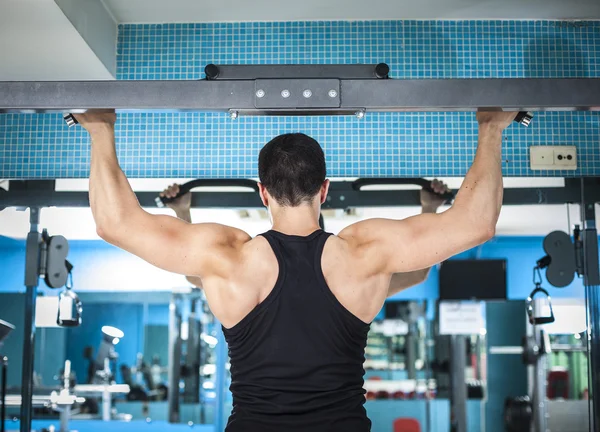 Bodybuilder training his back — Stock Photo, Image