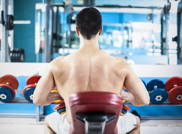 Stong uomo pronto a sollevare pesi in palestra — Foto Stock