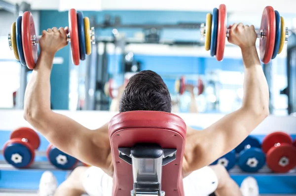 spor salonunda ağırlık stong adam