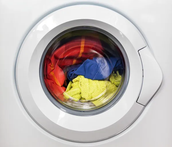 Wasmachine met vuile kleren binnen — Stockfoto