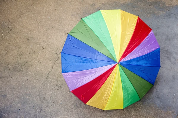 Κάτοψη του ένα πολύχρωμο ομπρέλα σε εξωτερικούς χώρους — Φωτογραφία Αρχείου