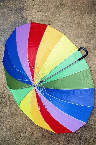 Vue du dessus d'un parapluie multicolore à l'extérieur — Photo