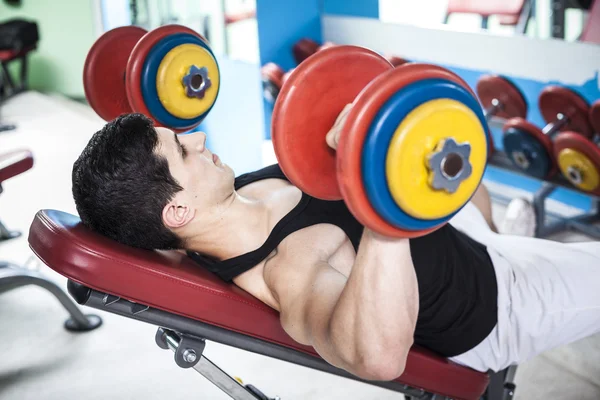 Sterke man training met gewichten in de sportschool — Zdjęcie stockowe