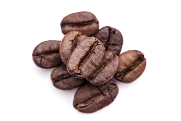 Amontoado de grãos de café isolado no fundo branco — Fotografia de Stock