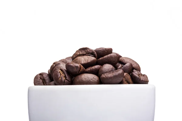Taza con granos de café sobre un fondo blanco —  Fotos de Stock