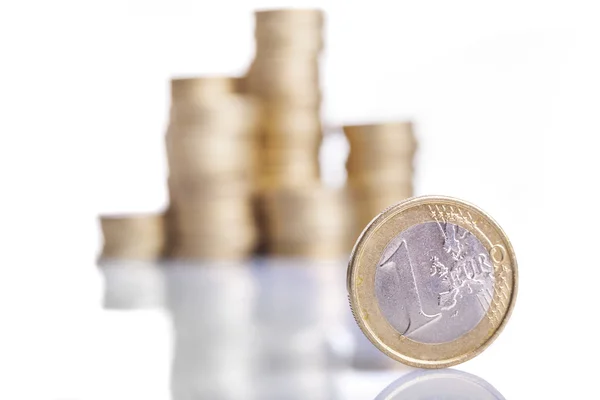 Monedas de euro sobre fondo blanco —  Fotos de Stock