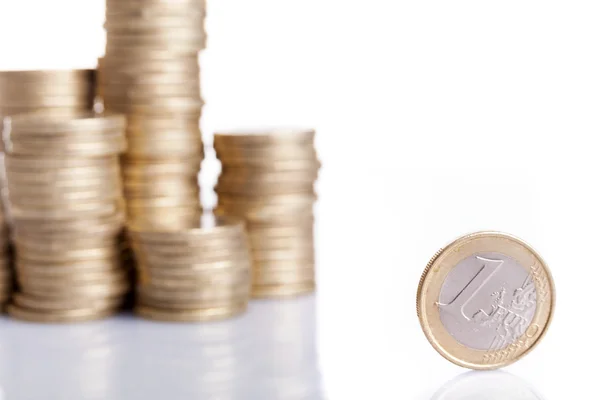 Monete in euro su sfondo bianco — Foto Stock