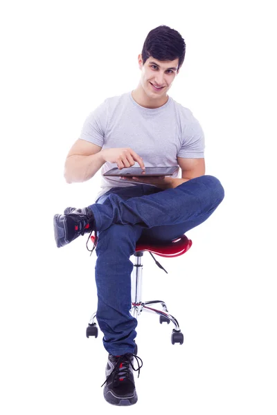 Sorrindo bonito latino homem usando um computador tablet, ove isolado — Fotografia de Stock