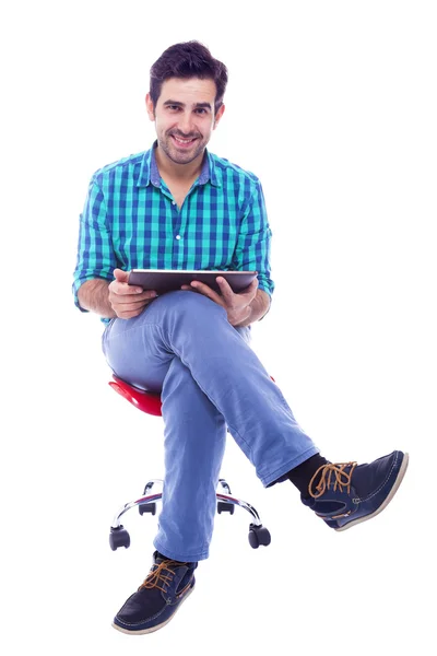 Hombre latino guapo usando una tableta, aislado sobre un blanco —  Fotos de Stock