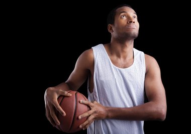 basketbolcu ile topu koyu arka plan