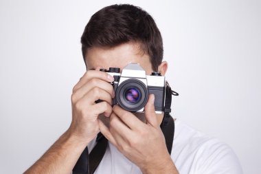 fotoğrafçı fotoğraf gri bir arka plana dayanır
