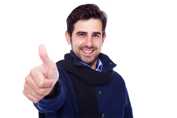 Przystojny mężczyzna ubrany z zimowych ubrań kciuk, na tle — Zdjęcie stockowe