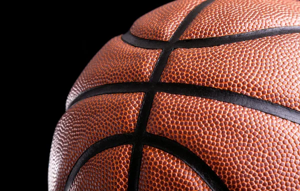 Basketbalový míč proti tmavému pozadí — Stock fotografie