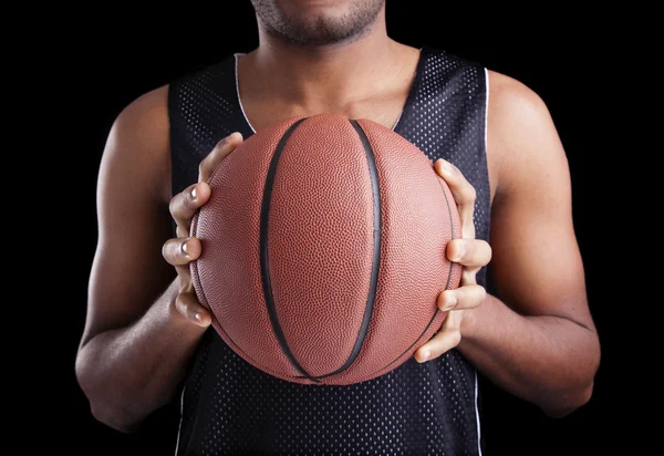 Basketball joueur tenant une balle sur fond sombre — Photo