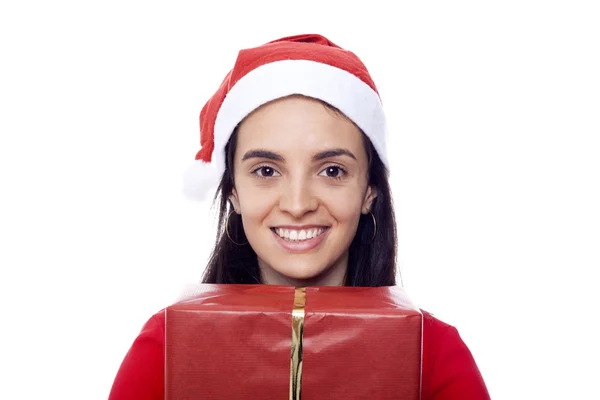 Santa ragazza che tiene un regalo isolato su uno sfondo bianco — Foto Stock